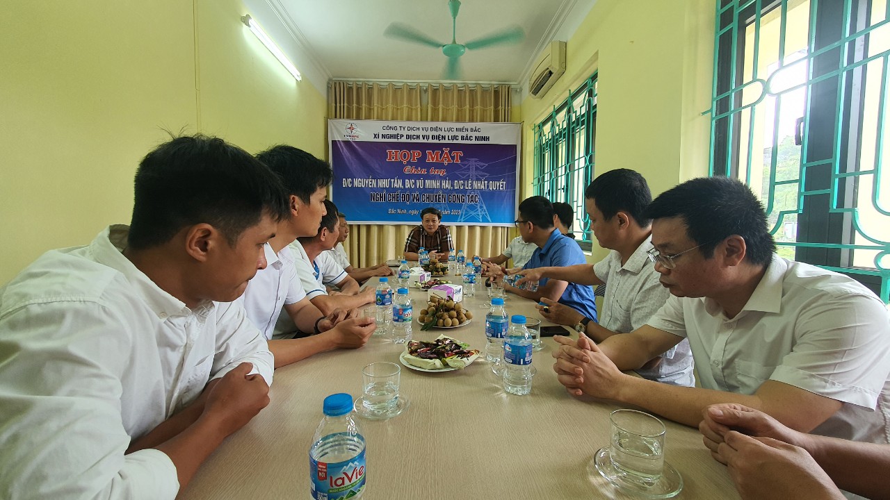 Xí nghiệp Dịch vụ Điện lực Bắc Ninh tổ chức gặp mặt chia tay các đồng chí nghỉ hưu